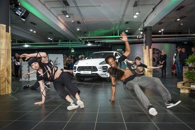 V-Mag - Porsche Zentrum Berlin Macan BerlinJohn 2 - Foto Ulf Bueschleb