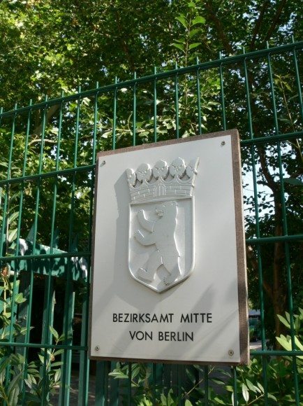 V-Mag - Hauptstadtsekt aus dem Humboldthain - Schild Bezirksamt - Foto S. Schneider