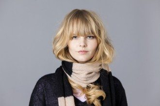 V-Mag - Verlosung Cara LUISA Designerschal Celeste - Foto Richard Kurc