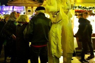 V-Mag - Weihnachtszauber Gendarmenmarkt Berlin - Engel auf Stelzen Verführer präsentiert Visiting Berlin