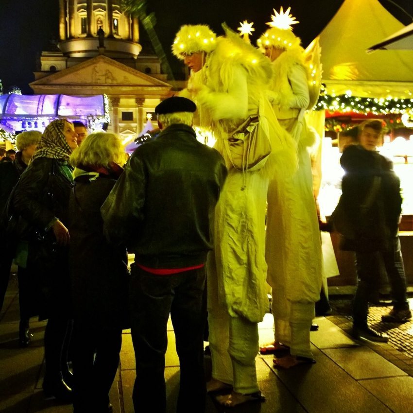V-Mag - Weihnachtszauber Gendarmenmarkt Berlin - Engel auf Stelzen Verführer präsentiert Visiting Berlin