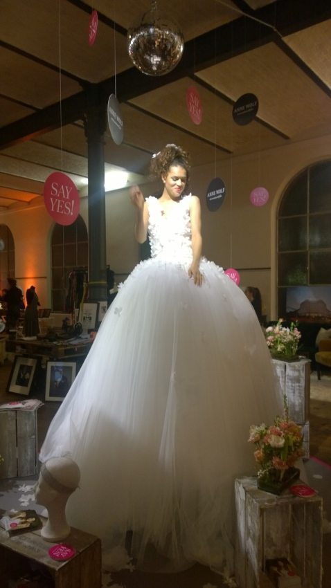 V-Mag - Love Circus BASH 2015 - Brautkleiddesign Anne Wolf