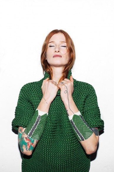 V-Mag - Claudia Skoda Strickdesign Stulpen gruen